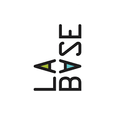 Bénévole accueillant lors des évènements de La Base